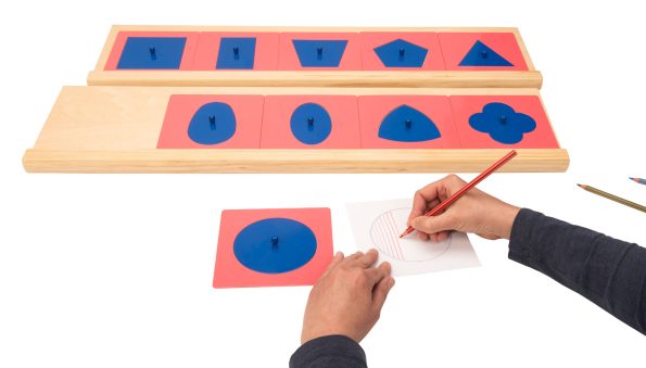 Montessori Thinks - Μεταλλικά Σχήματα-Ένθετα σε Πρακτικά Πλαίσια Εργασίας