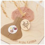 Montessori Thinks - Κουτί Δώρου: Πλαστελίνη Τριαντάφυλλο & Σφραγίδα