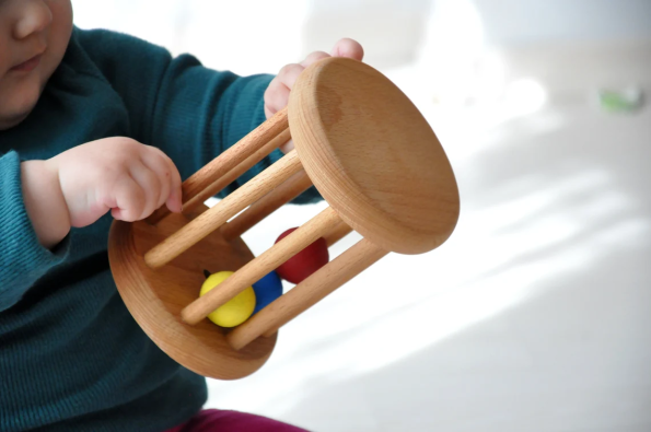 Montessori Thinks - Ξύλινη Κουδουνίστρα Montessori - Κύλινδρος με μπάλες