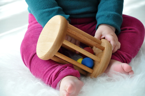 Montessori Thinks - Ξύλινη Κουδουνίστρα Montessori - Κύλινδρος με μπάλες